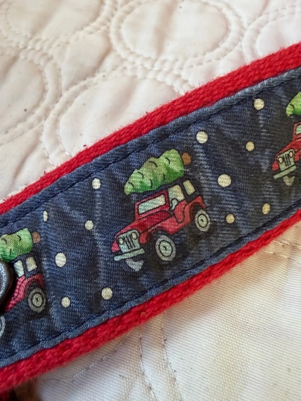 Vineyard Vines Holiday kids belt. Christmas tree on red jeep.